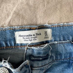 Abercrombie & Fitch ultra high rise ankle pants size 14. Worn once:too big on me